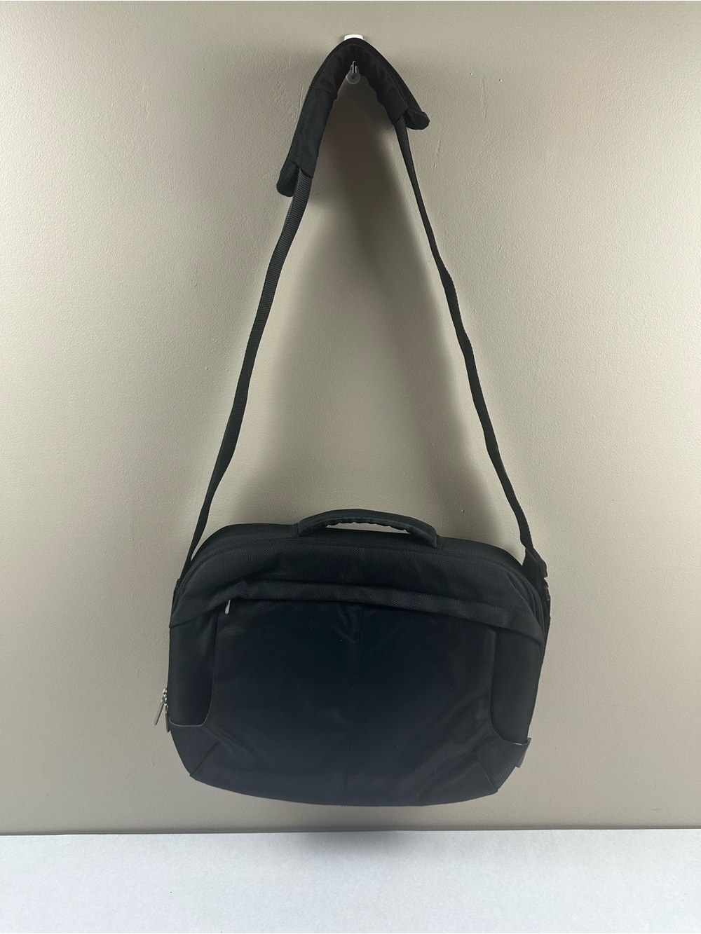 belkin Black Laptop Shoulder Bag with Adjustable Strap